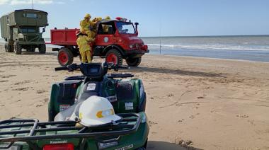 Emotivo salvamento en Playa Norte: Bomberos rescatan a un perro del mar en San Clemente del Tuyú
