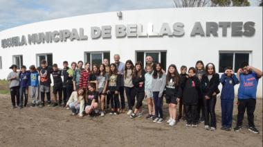 "Cuando uno apuesta a la educación, apuesta al futuro": el intendente Juan de Jesús entregó instrumentos musicales en la Escuela Municipal de Bellas Artes