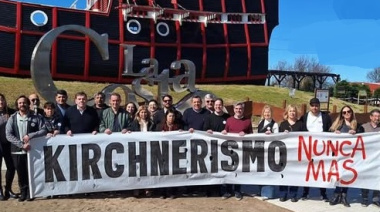 Polémica en La Costa por una foto de LLA con el cartel “Kirchnerismo Nunca Más”