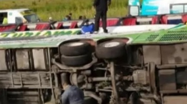 Tragedia en la Ruta 2: dos muertos y 17 heridos tras el vuelco de un micro cerca de General Pirán