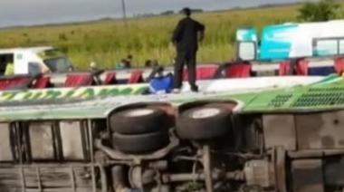 Tragedia en la Ruta 2: dos muertos y 17 heridos tras el vuelco de un micro cerca de General Pirán