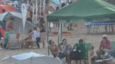 Monte Hermoso prohíbe los gazebos en la zona de baño y desata un fuerte cruce político