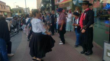 El Día de la Tradición volvió a latir en la calle 1: folklore, caminata y celebración de la identidad