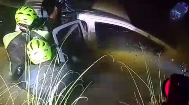 Una camioneta cayó a un canal junto a la Ruta 11 y terminó completamente hundida