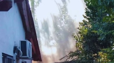 Incendio de un automóvil se propagó a una vivienda y demandó un amplio operativo de emergencia