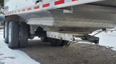 La subida del mar lo sorprendió y su camión quedó enterrado en la playa