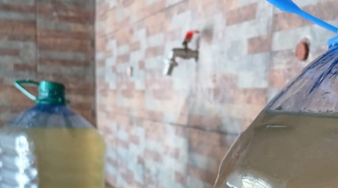 Preocupación por el estado del agua en los puntos públicos para cargar bidones