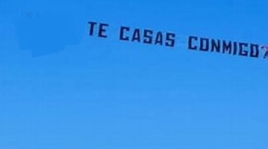 Una propuesta de casamiento aérea sorprendió y emocionó en la playa