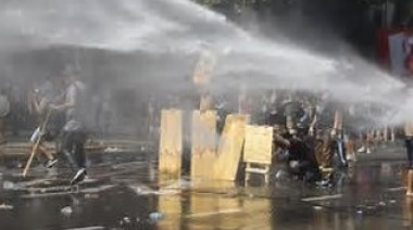 Gases, balas de goma y decenas de detenidos durante el debate de la reforma laboral