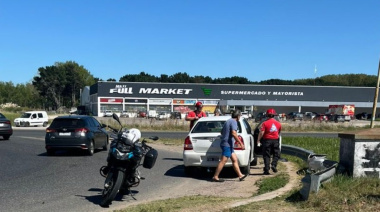 Grave accidente entre una moto y un auto en la rotonda de Mar del Tuyú