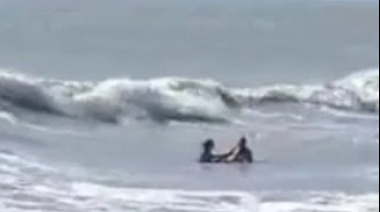Una fuerte ola le quitó la vida a un turista en Las Toninas