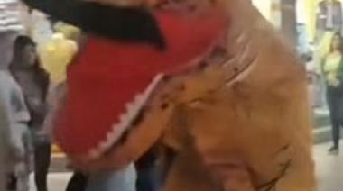 Un juego que se volvió violencia: atacaron a un promotor disfrazado en la peatonal