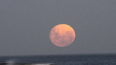 La Luna llena brillará sobre el mar y regalará una postal única en la Costa Atlántica