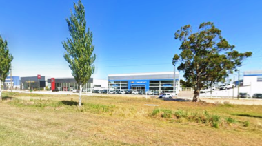 Entró a una concesionaria con un palo de golf y destrozó tres camionetas 0 km en Madariaga