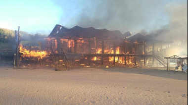 Voraz incendio destruyó por completo un balneario en Villa Gesell