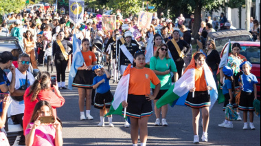 El centro de Santa Teresita se llenó de color con el desfile aniversario