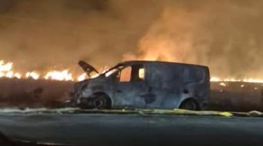 Una camioneta se incendió en la Ruta 11 y generó un amplio operativo de emergencia