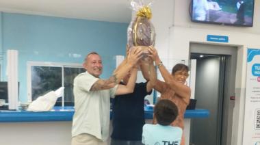 El Hospital de San Clemente celebró Pascua con su personal y sorteó un huevo de chocolate gigante