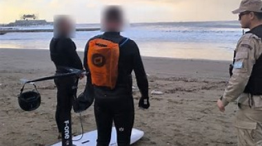 Rescataron a dos hombres que practicaban parawing en pleno temporal en Mar del Plata