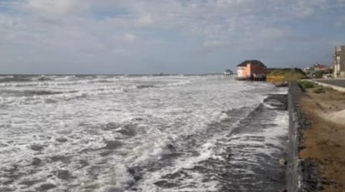 La sudestada provocó una importante crecida del mar en Santa Teresita