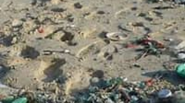 La histórica crecida del mar dejó las playas de Mar del Plata cubiertas de basura