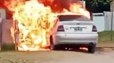 Un automóvil se incendió en plena vía pública en San Clemente del Tuyú