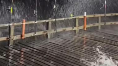 El mar brindó un espectáculo nocturno en el muelle de Mar del Tuyú