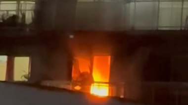 Incendio en un departamento movilizó a siete dotaciones de Bomberos y obligó a evacuar vecinos