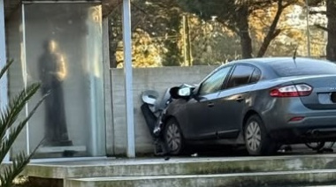 Un conductor se desvaneció al volante, chocó una moto y terminó impactando contra el paseo del Patrono