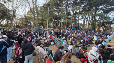 Una plaza colmada de pasión celebró otra victoria de la Selección Argentina