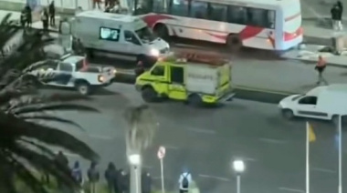 Un colectivo se subió a la vereda, atropelló a varias personas y dejó una víctima fatal