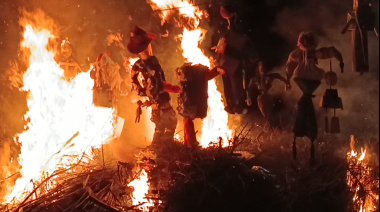 La Quema de San Juan y San Pedro volvió a reunir a cientos de vecinos en San Clemente