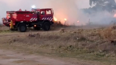Bomberos controlaron un incendio de pastizales junto a la central eléctrica