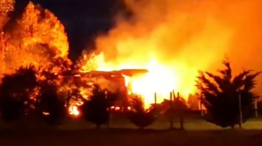 Importante incendio destruyó una cabaña y movilizó un amplio operativo de emergencia
