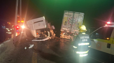 Volcó un camión en la Ruta 2 cerca de Dolores y el tránsito permanece totalmente cortado
