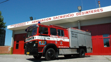 Un incendio destruyó una vivienda y generó un amplio operativo de Bomberos