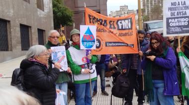 Movilización frente al Ministerio de Economía en rechazo a la privatización de Aysa