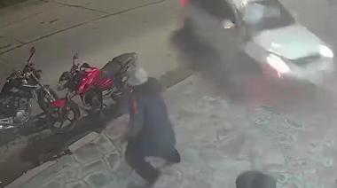 Una camioneta volcó, atropelló a cinco personas y destruyó un almacén: un muerto