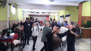 La nueva comisión del Centro de Jubilados Talas del Sur retomó las actividades con una gran peña bailable