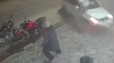 Una camioneta volcó, atropelló a cinco personas y destruyó un almacén: un muerto
