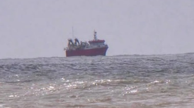 Dos grandes barcos pesqueros quedaron fondeados frente a las costas de La Costa por el fuerte viento