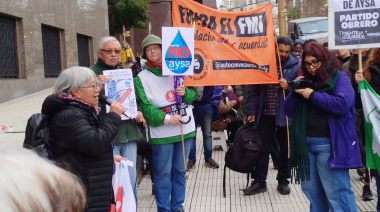 Movilización frente al Ministerio de Economía en rechazo a la privatización de Aysa