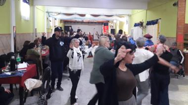 La nueva comisión del Centro de Jubilados Talas del Sur retomó las actividades con una gran peña bailable