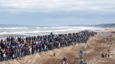 Impactante caída de un piloto durante una competencia del Enduro en Pinamar
