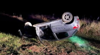 Vuelco en Ruta 11 a la altura de Punta Médanos: un conductor fue asistido tras despistar