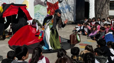 La Escuela Primaria N° 8 de Mar de Ajó recibió una obra teatral sobre el uso responsable de las pantallas