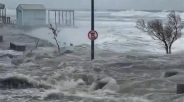 El mar volvió a avanzar sobre la costanera de Monte Hermoso