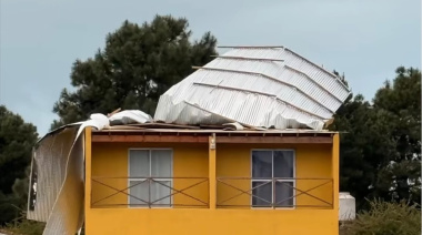 El viento arrancó parte del techo de dos dúplex en San Bernardo