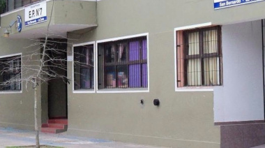 La movilización por el preceptor terminó en festejo tras confirmarse su continuidad