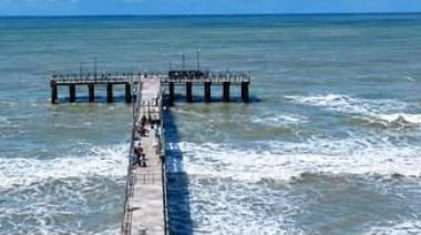 Buscan a dos kayakistas que ingresaron al mar en Santa Teresita y no regresaron